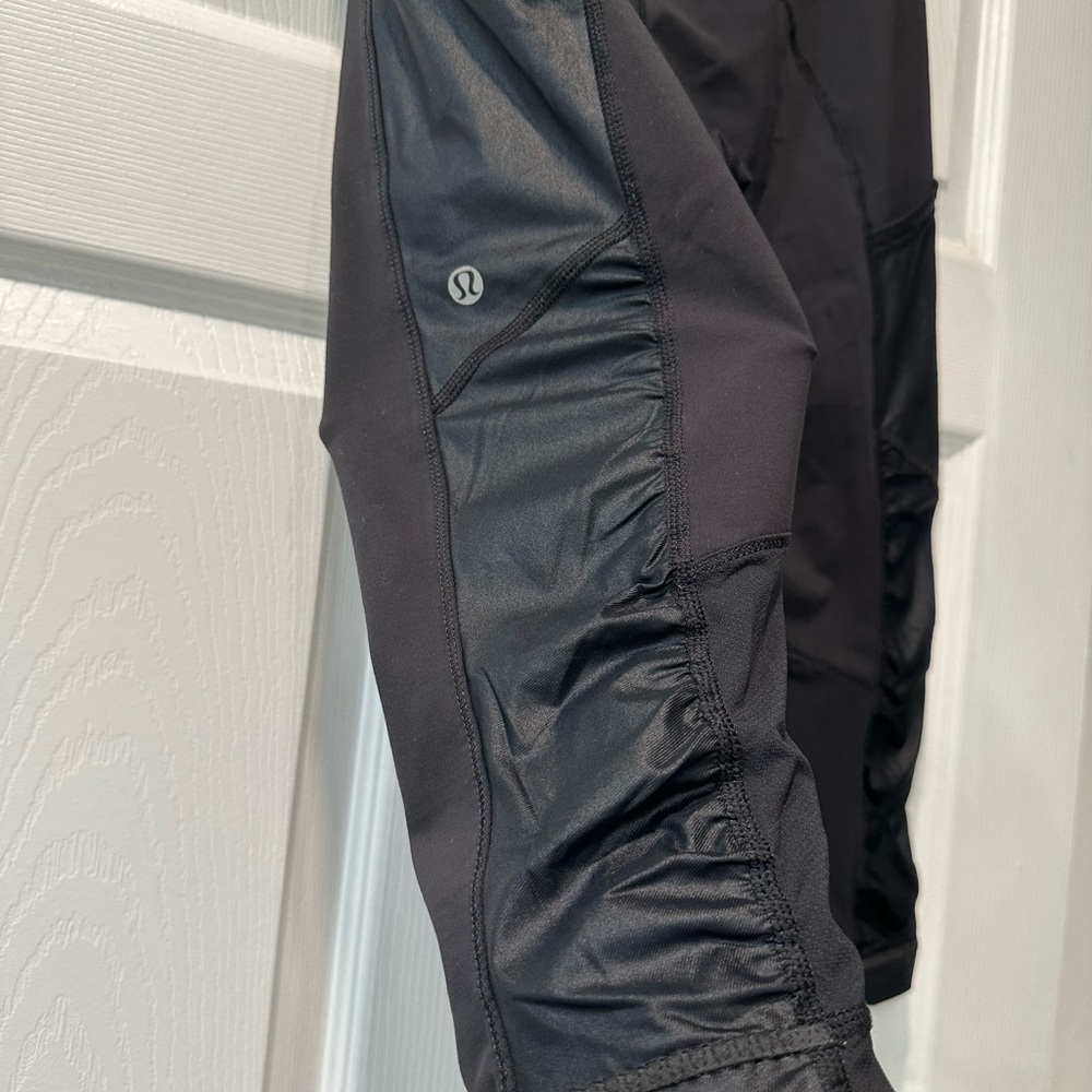 Lululemon Athletica Black Cropped Leggings with Ruched Detail - Picture 4 of 13